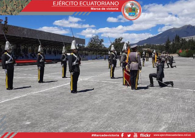 Escuela Superior Militar Eloy Alfaro gradúa a 127 nuevos oficiales del Ejército