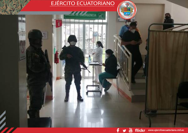 Militares brindan seguridad en traslado de vacunas en el Austro ecuatoriano