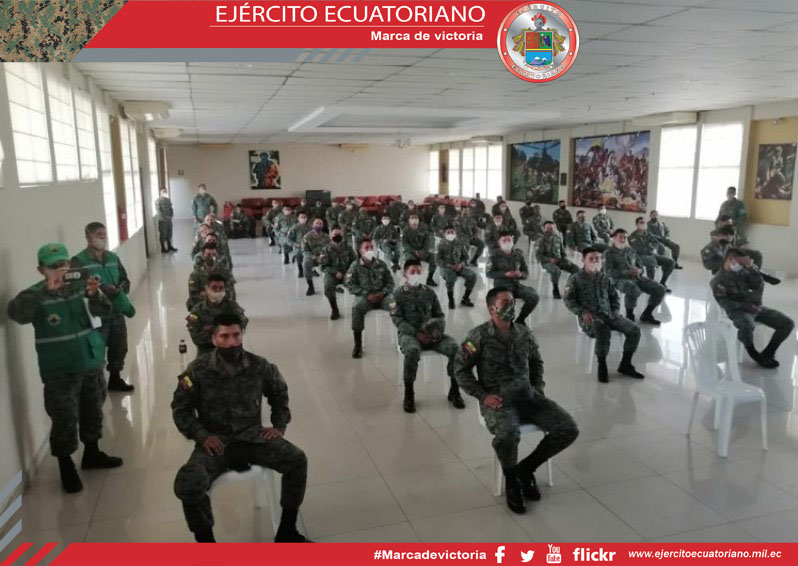 Personal militar en Guayaquil participa en conferencia de educación vial