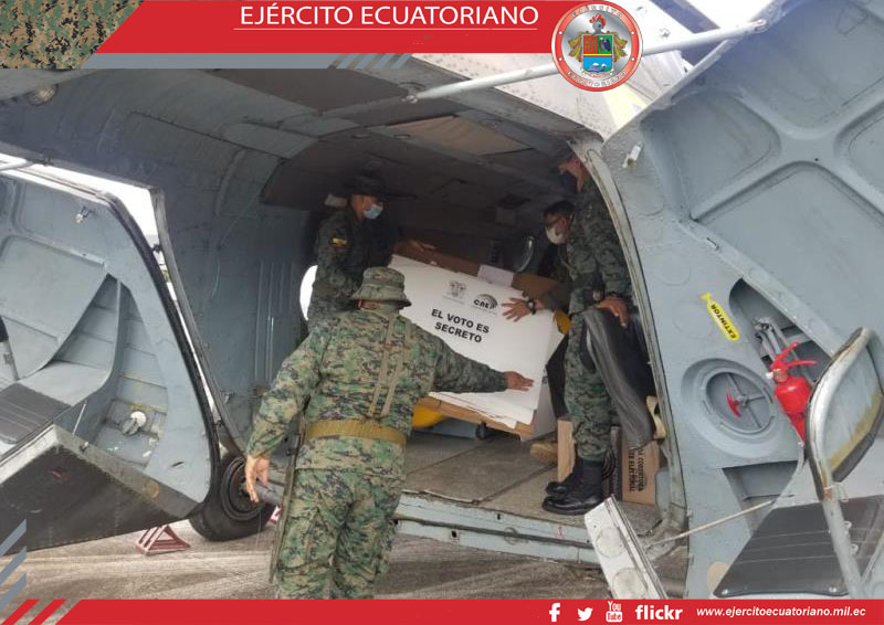 Brigada Napo realiza transporte aéreo y fluvial del material electoral