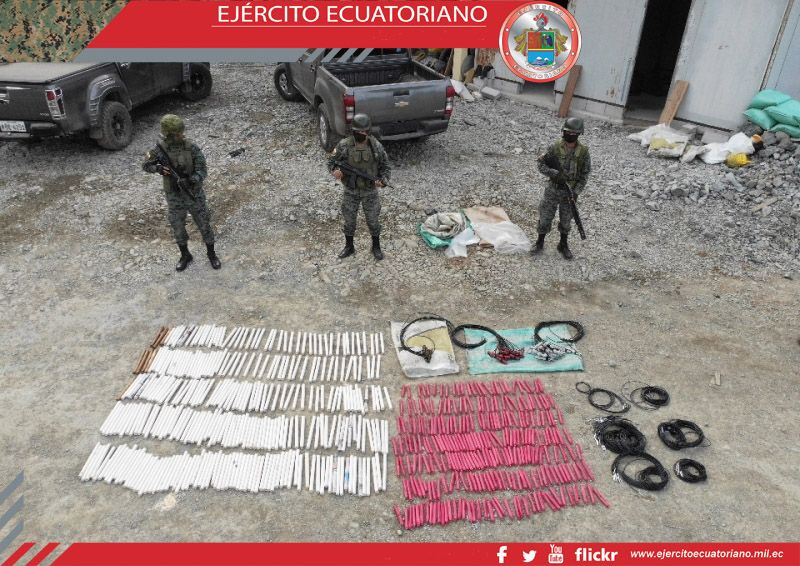 Militares incautan armas, municiones y dinamita en campamento minero ilegal en la provincia del Azuay