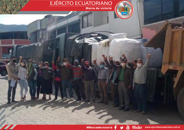 Ejército Ecuatoriano apoya en traslado de alimento para ganado a zonas afectadas por erupción del Sangay
