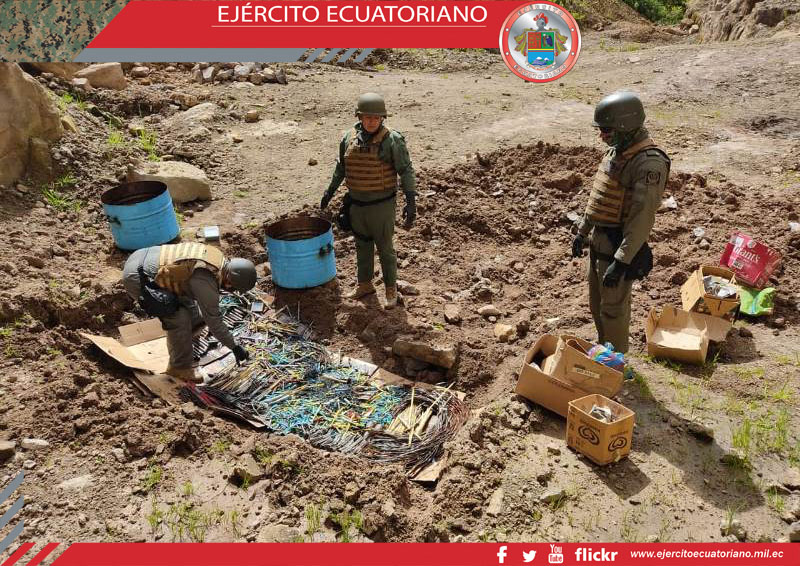Personal de ingeniería militar destruye material pirotécnico