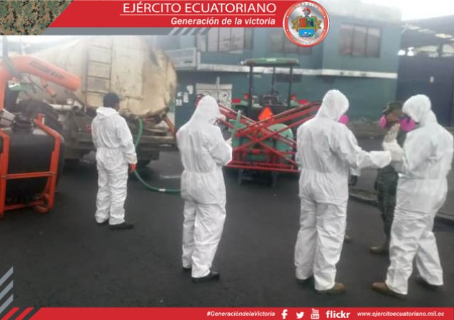 Desinfección y fumigación de las principales vías en la ciudad de Quito