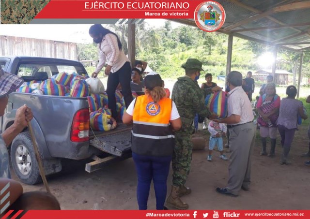 A nivel nacional ciudadanos se benefician de la entrega de kits alimenticios por parte de miembros de las Fuerzas Armadas