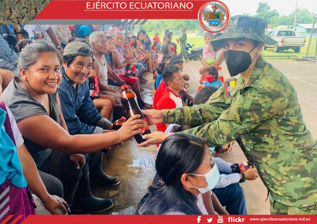 Soldados llegan con kits de bioseguridad a comunidad en la Amazonía