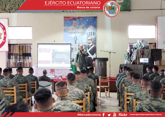 Aspirantes de la Esforse asisten a conferencia de valores militares
