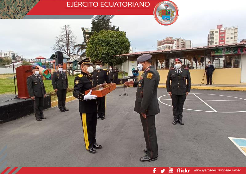 Museo del Colegio Militar Eloy Alfaro recibió histórico sable espadín para su galería
