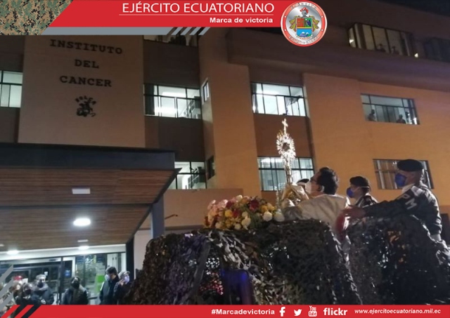 Las Fuerzas Armadas participan en Cuenca en procesión en la que se expuso el Santísimo