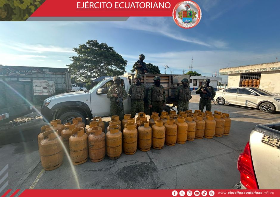 El Ejército Ecuatoriano decomisó combustible en la frontera Sur