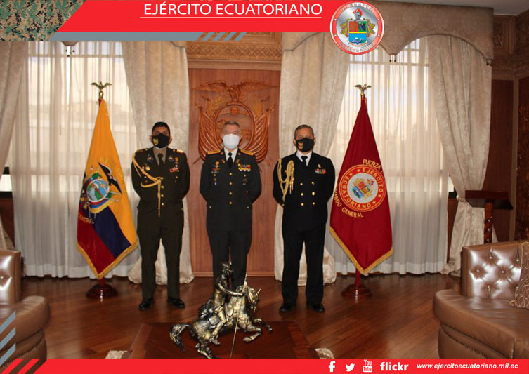 Oficiales de las Fuerzas Armadas del Perú se presentan para iniciar su misión diplomática en Ecuador