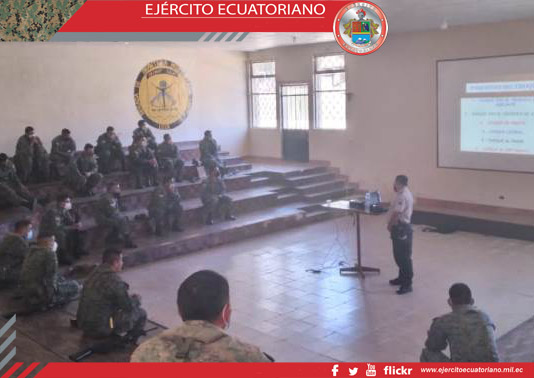 En Loja militares reciben capacitación sobre leyes y normas de tránsito