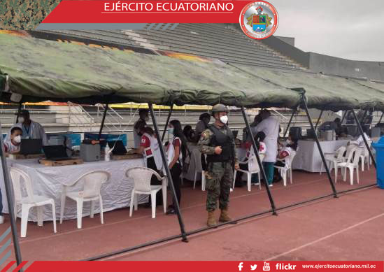 Se instalaron carpas militares en jornada de vacunación realizada en el parque Samanes, al norte de Guayaquil.