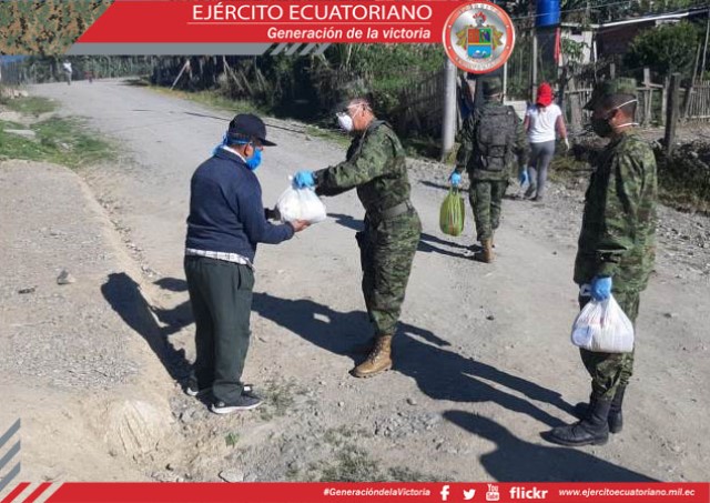 Entrega de donaciones por parte de los soldados ecuatorianos se extiende en todo el país