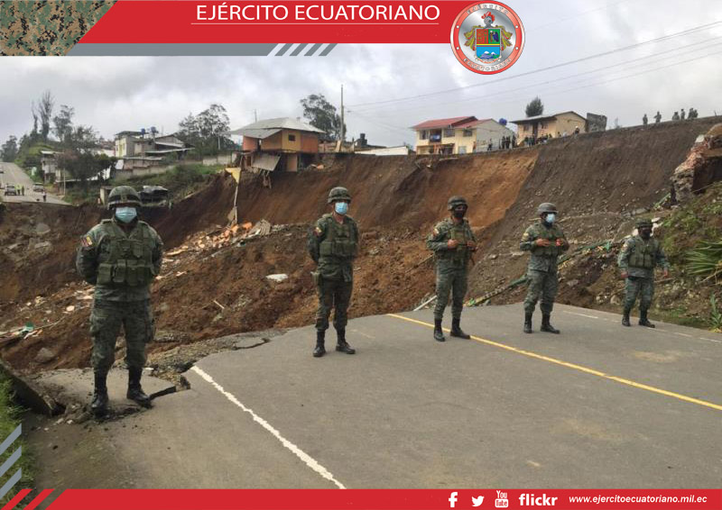 Militares apoyan en Chimbo tras socavón que afectó viviendas y una carretera