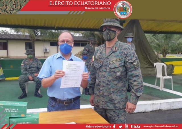 Gobernador de la provincia de Morona Santiago entrega mascarillas al personal militar