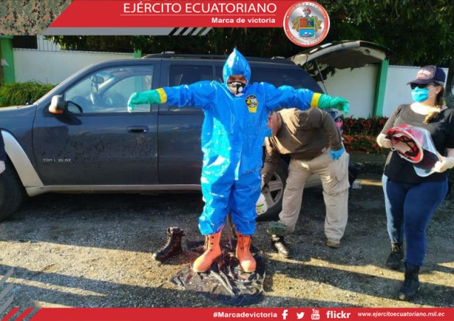 Inhumación de cadáveres por parte de personal militar en Guayaquil