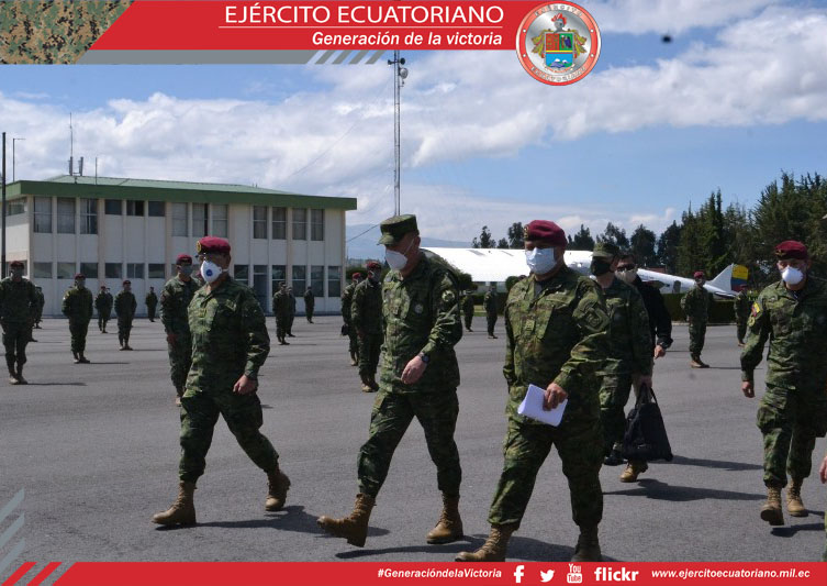 Comandante general del Ejército vista Brigada Patria