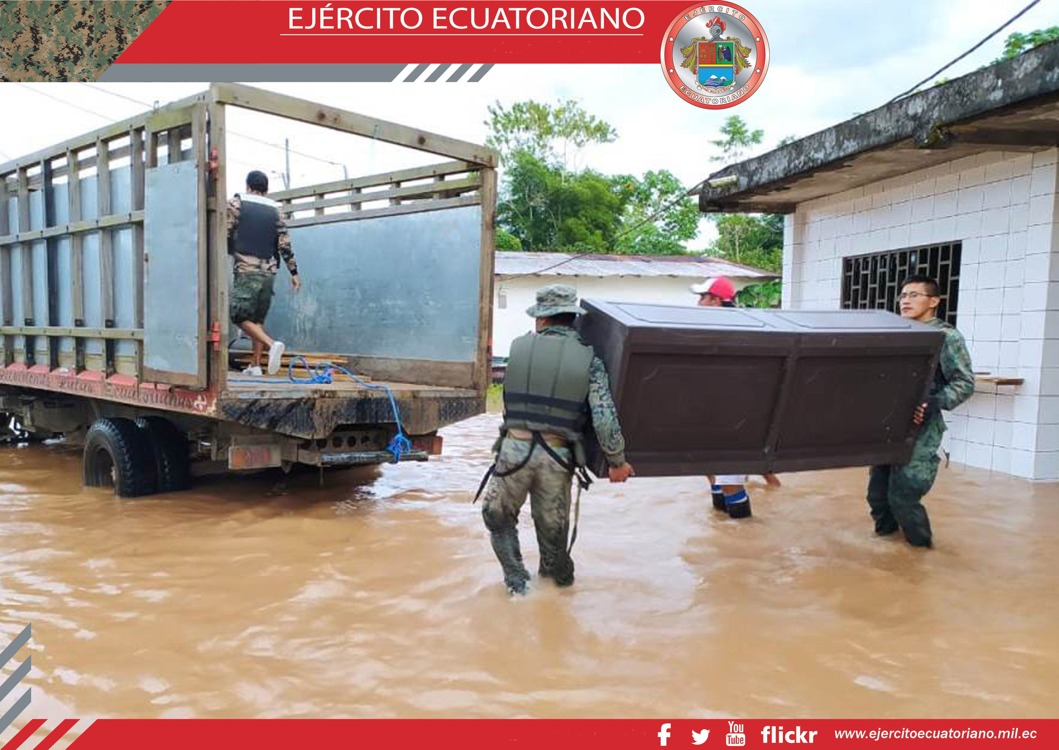 Tras inundación por desborde de río San Miguen el Sucumbíos soldados ayudan a damnificados