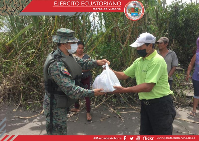 Militares entregan kits de alimentos en Aguarico