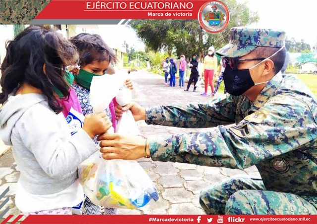 Militares entregan kits de alimentos en Amaguaña y Machachi