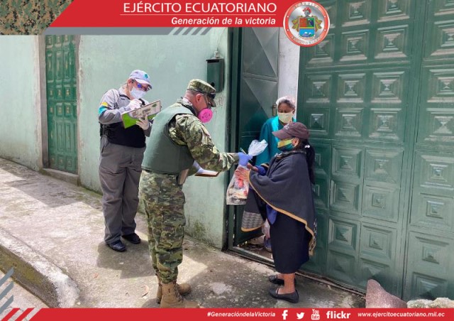 Militares entregan raciones alimenticias en el sur de Quito