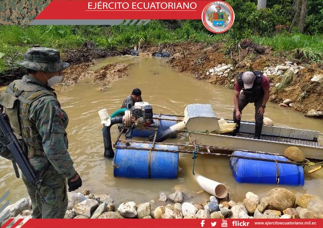 Militares incautan dragas y combustible en Sucumbíos