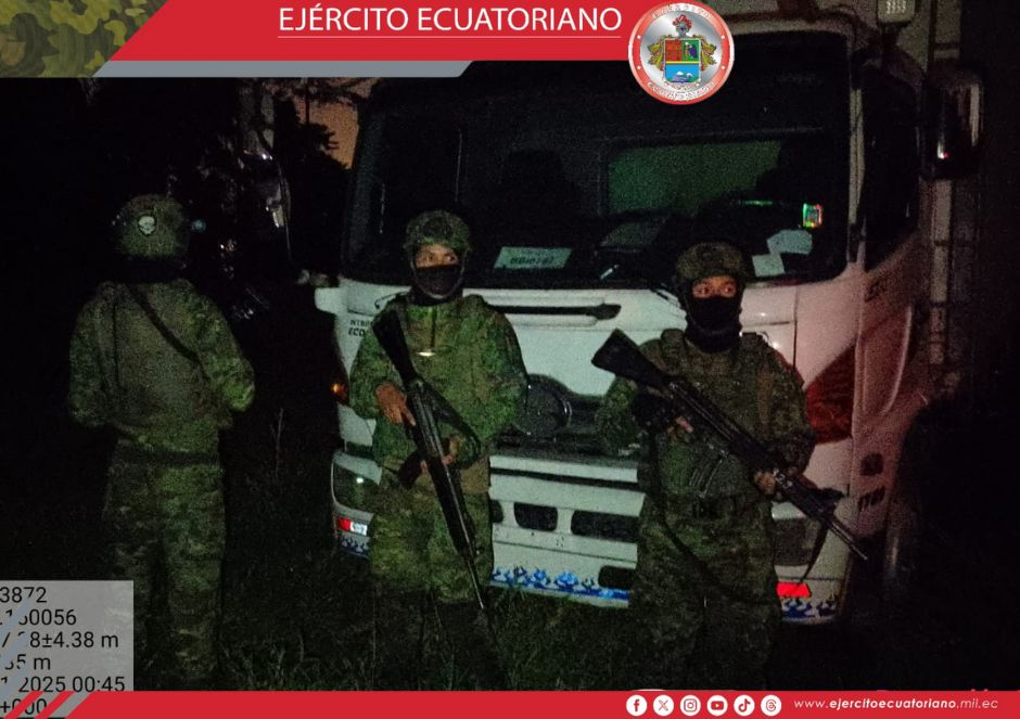 Ejército Ecuatoriano asegura camión con combustible en Santo Domingo
