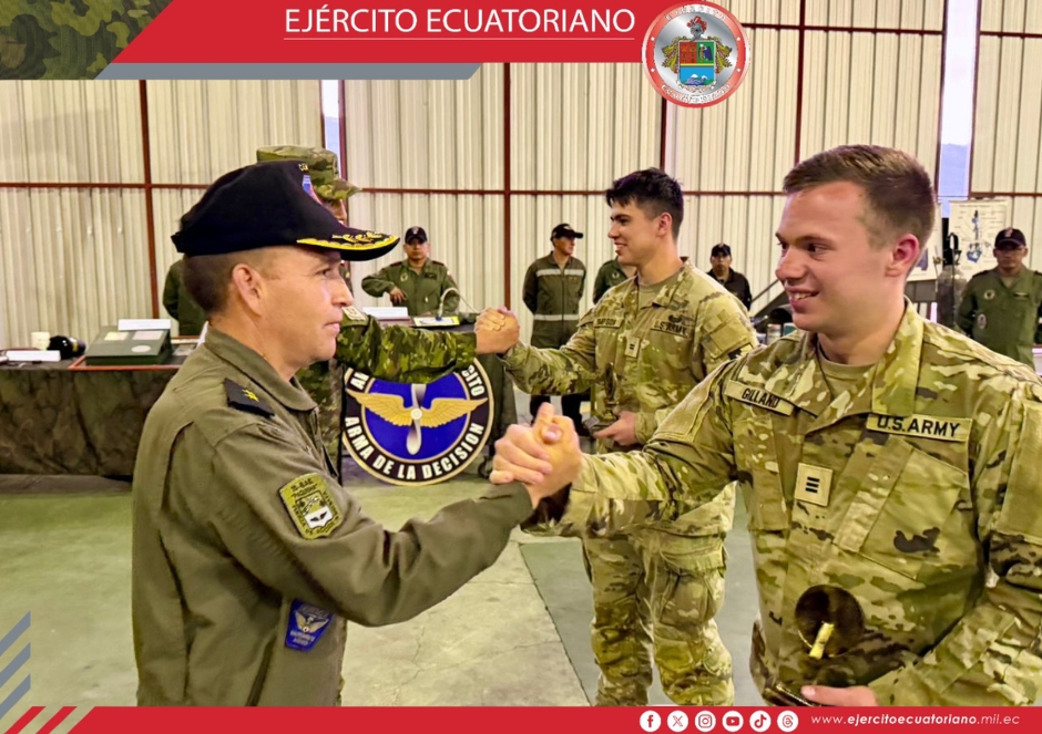 Cadetes de West Point visitan la Aviación del Ejército