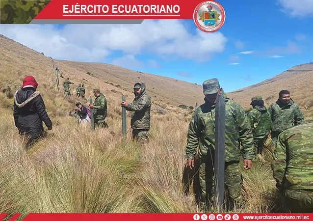 Soldados del Ejército contribuyen a la conservación de los páramos en Cañar