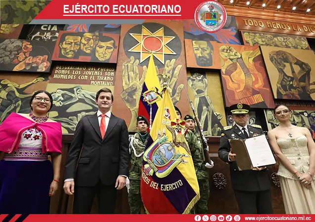 Portaestandarte del Cuerpo de Ingenieros Ejército fue condecorado en la Asamblea Nacional.