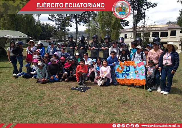 Ejército Ecuatoriano fortalece vínculos con la comunidad de Zhidmad.