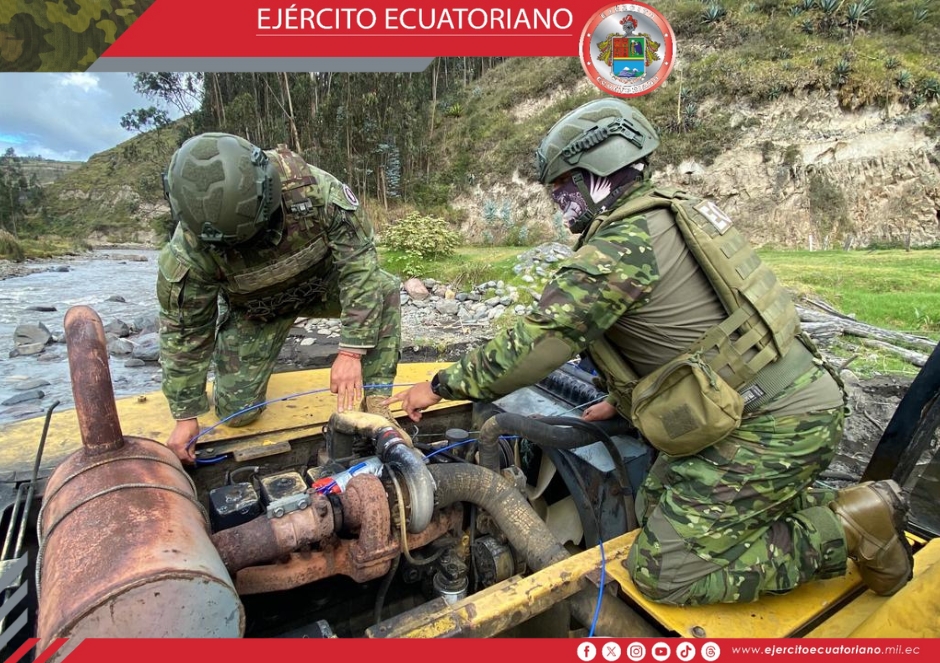 Efectivos militares destruyen maquinaria utilizada en minería ilegal en Chimborazo