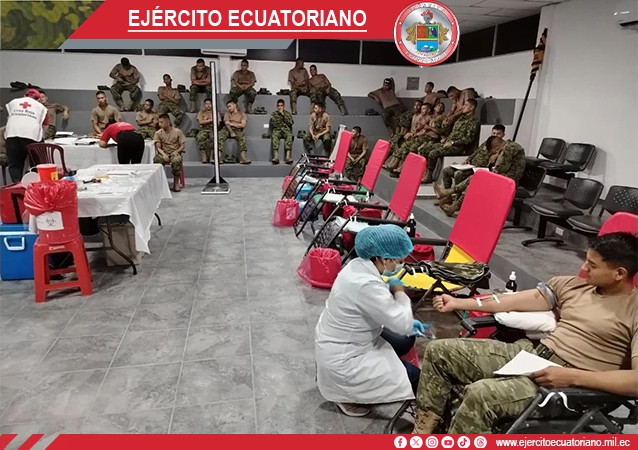 Soldados del Ejército Ecuatoriano participaron en jornada de donación voluntaria de sangre.