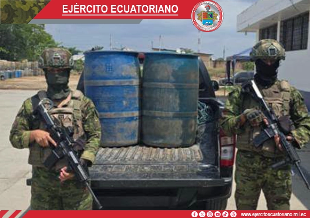 Ejército Ecuatoriano localiza bodegas clandestinas de almacenamiento ilegal de combustibles.