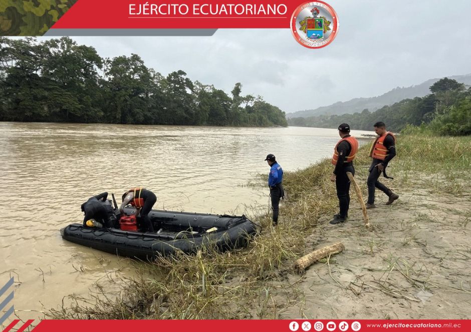 Soldados del Ejército Ecuatoriano permanecen en la zona de la emergencia para apoyar en las tareas de búsqueda