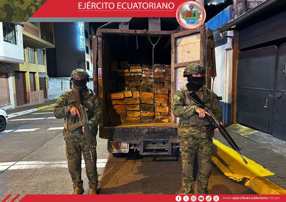 Vehículo con carga forestal sin documentación fue retenido durante operaciones militares en Baños 