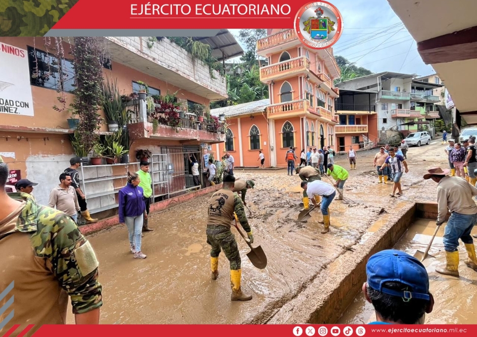 Efectivos militares apoyan evacuación de familias afectadas por crecida del río en Zaruma