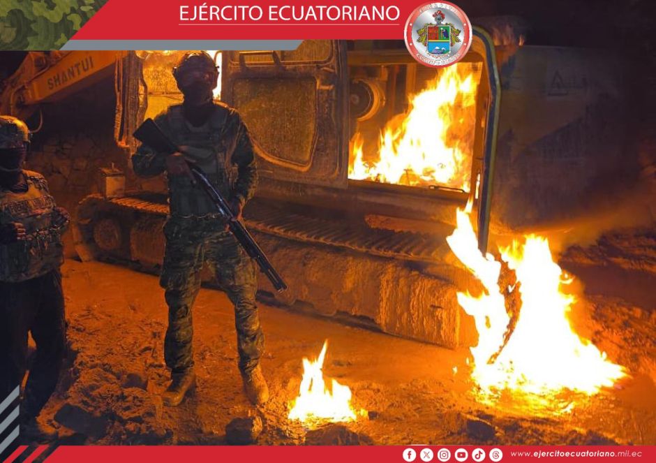 Ejército decomisó 3000 galones de combustible e inhabilitó maquinaria usada en minería ilegal en Zamora Chinchipe