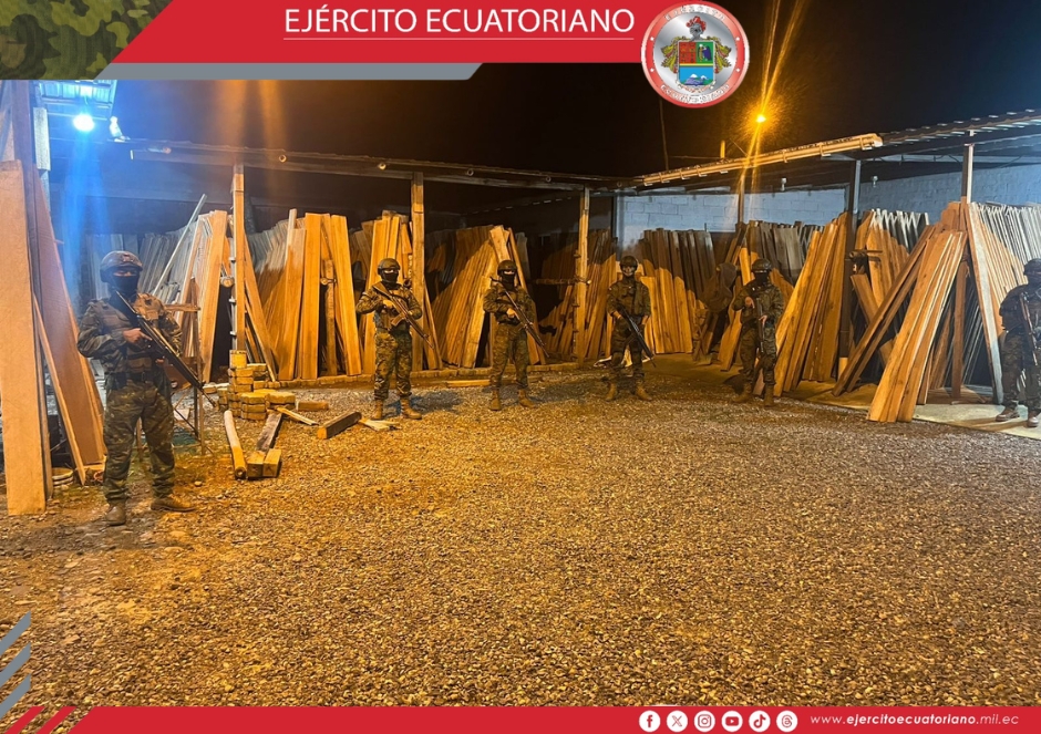 Efectivos militares decomisaron madera ilegal en Los Ríos y Tungurahua durante operaciones de control