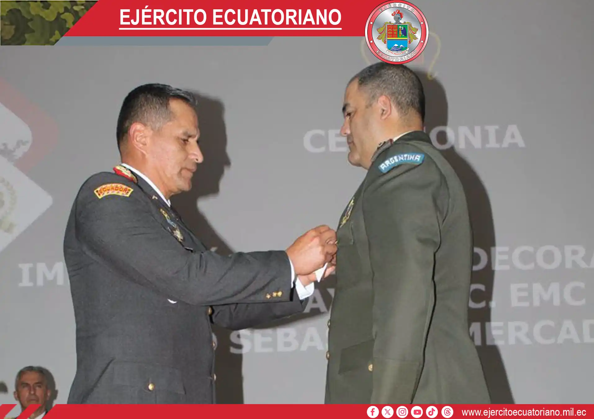 Ejército Ecuatoriano condecora a oficial del Ejército Argentino por su aporte académico