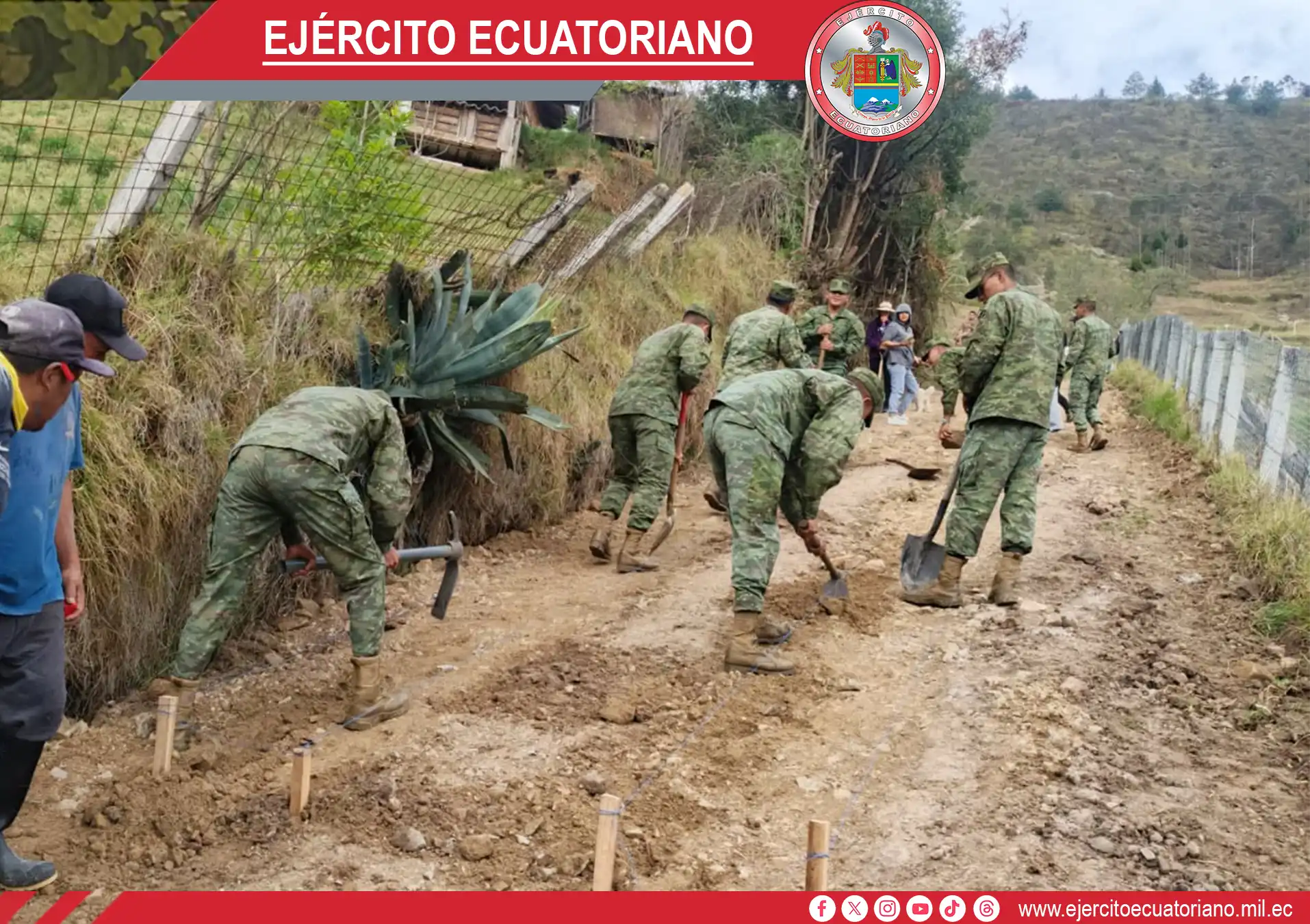 Minga comunitaria une a moradores de Francés Urco y militares para recuperar vía