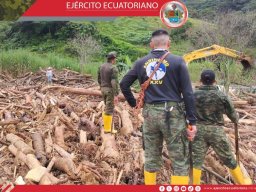 Soldados del Ejército Ecuatoriano permanecen en la zona de la emergencia para apoyar en las tareas de búsqueda