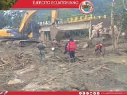 Soldados del Ejército Ecuatoriano permanecen en la zona de la emergencia para apoyar en las tareas de búsqueda