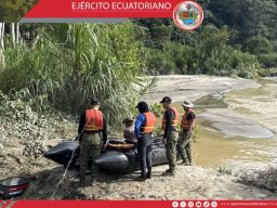 Soldados del Ejército Ecuatoriano permanecen en la zona de la emergencia para apoyar en las tareas de búsqueda