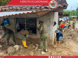 Ejército Ecuatoriano continúa apoyando a las familias afectadas en Guadalupe  