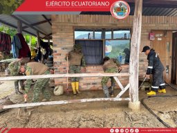 Ejército Ecuatoriano continúa apoyando a las familias afectadas en Guadalupe  