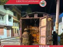 Vehículo con carga forestal sin documentación fue retenido durante operaciones militares en Baños 