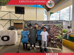 Mujeres militares lideran campaña de Educación sobre Riesgo de Minas en Zumba