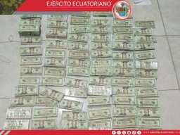 https://ejercitoecuatoriano.mil.ec/index.php/projects/noticias/ejercito-ecuatoriano-decomiso-presunto-dinero-falso-y-armamento-en-el-carmen